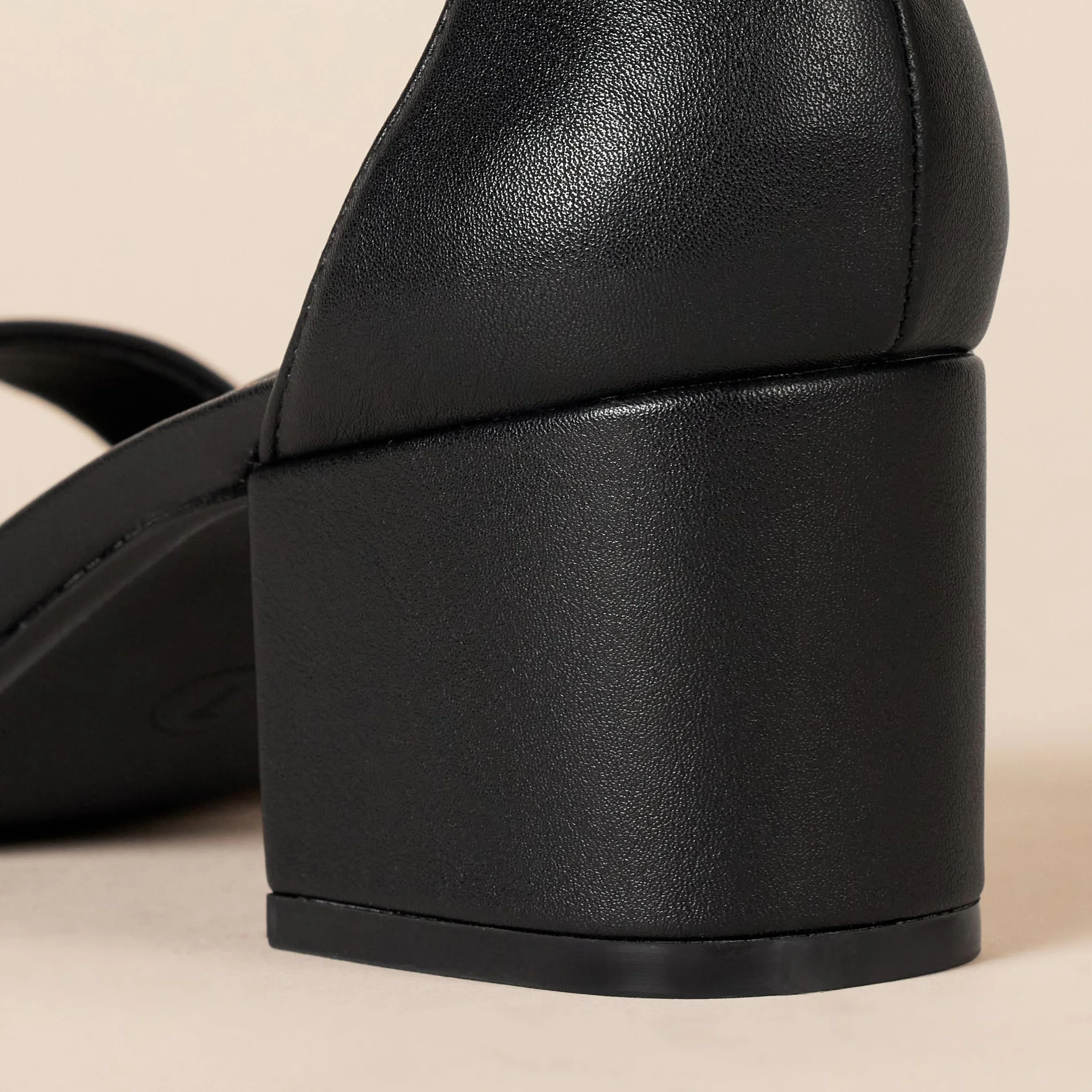 Amazon Essentials Kobiety Two Strap Heeled SandalSandały na obcasach