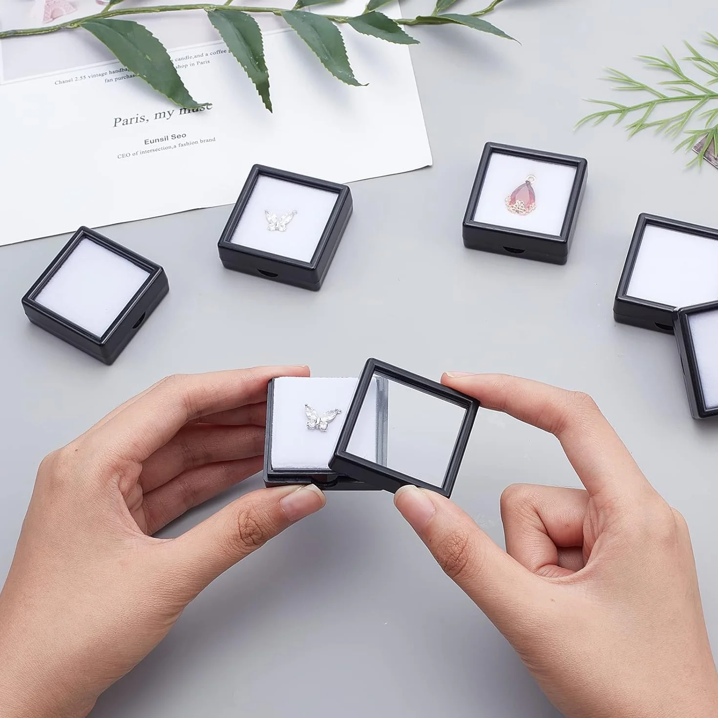 20 sztuk 3x3 cm pudełka na kamienie szlachetne, akrylowe szkatułki na biżuterię z przezroczystą pokrywką i gąbką wewnątrz, czarno-biała szkatułka ekspozycyjna, do kamieni szlachetnych