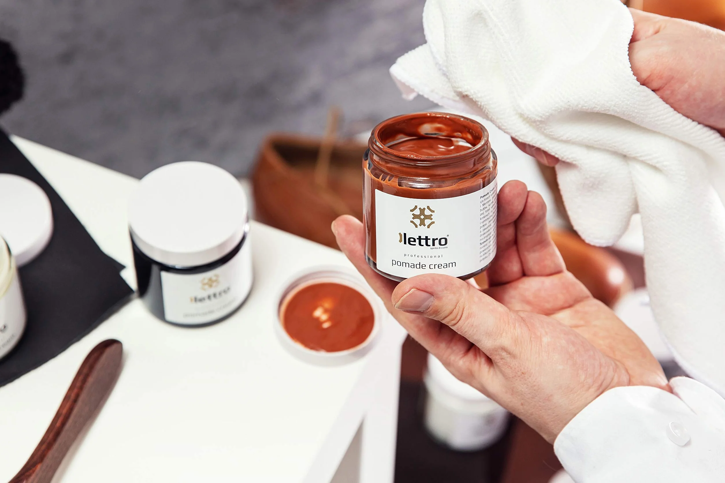 Lettro Pomade Leather Cream, 100 ml (3,38 fl. Oz) kremowy lakier do butów w różnych kolorach, rewitalizujący skórzane buty, torby, kurtki i nie tylko, z pomadą ze skóry bogatej w wosk