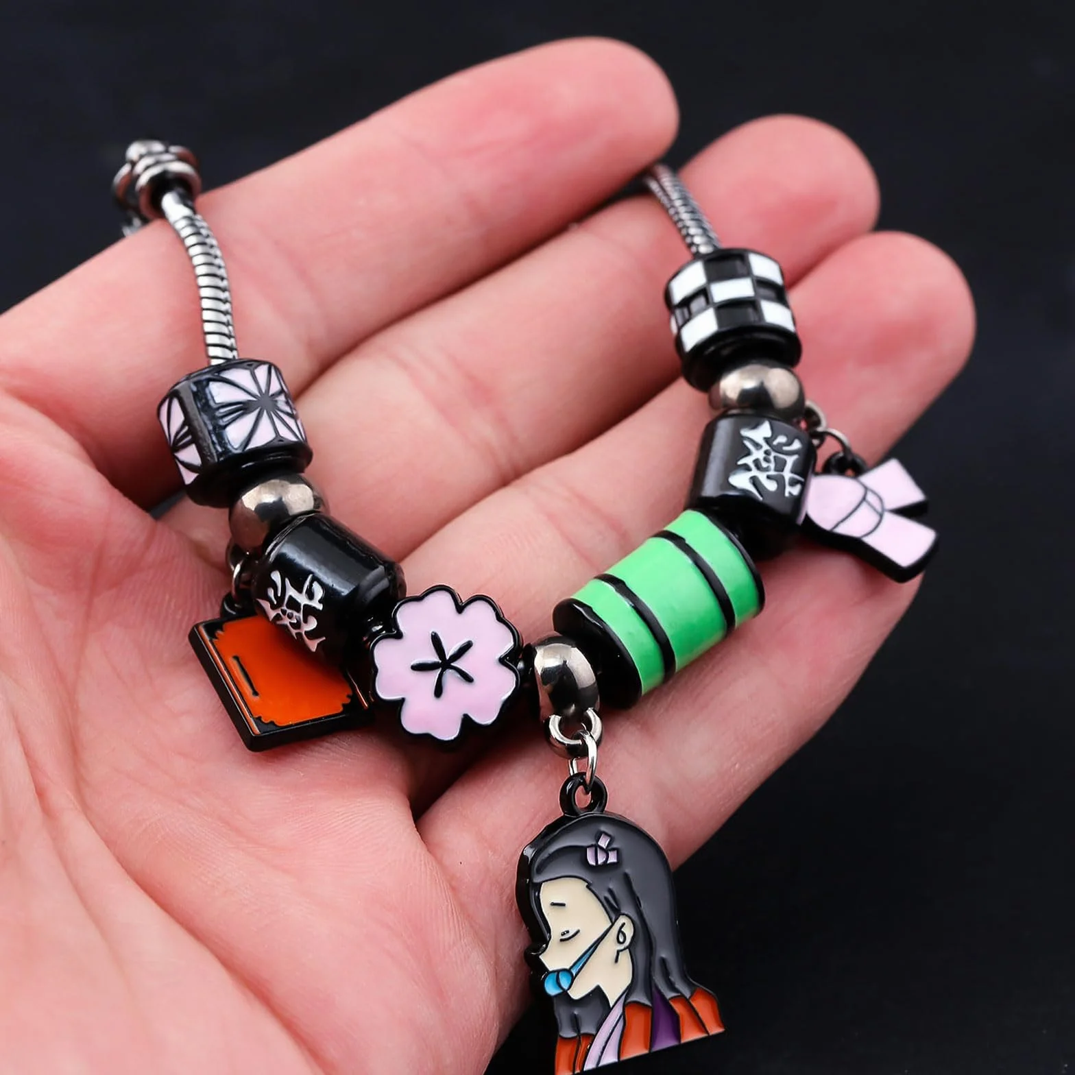 Nezuko bransoletka - kolorowe koraliki charms inspirowane pogromcą anime, prezent anime dla fanów i kolekcjonerów;