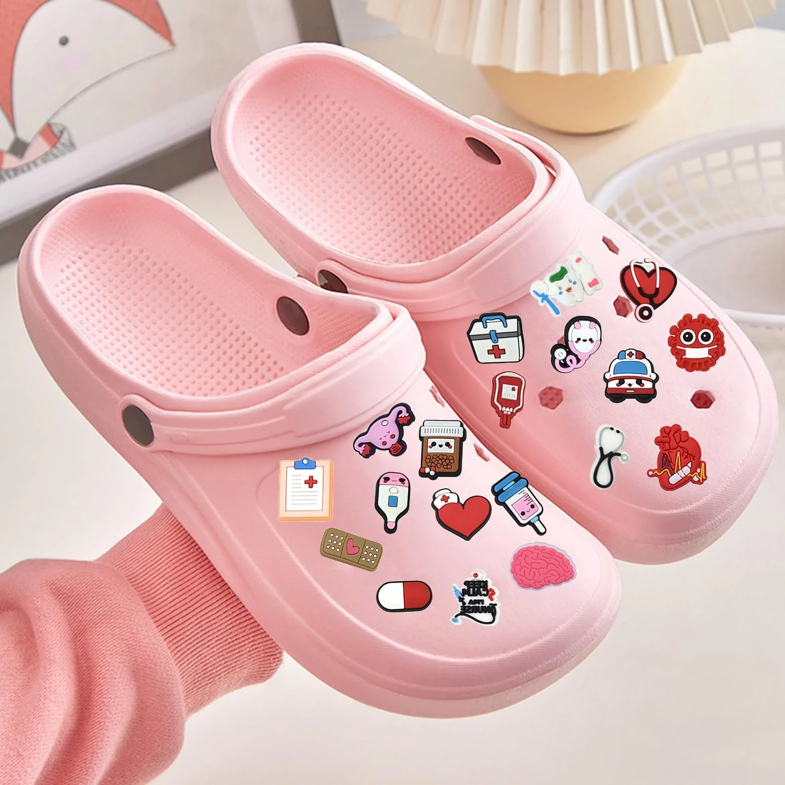 60 Sztuk Przypinek Crocs - Zestaw Kolczyków Jibbitz dla Medycyny i Pielęgniarki - Akcesoria do Dekoracji