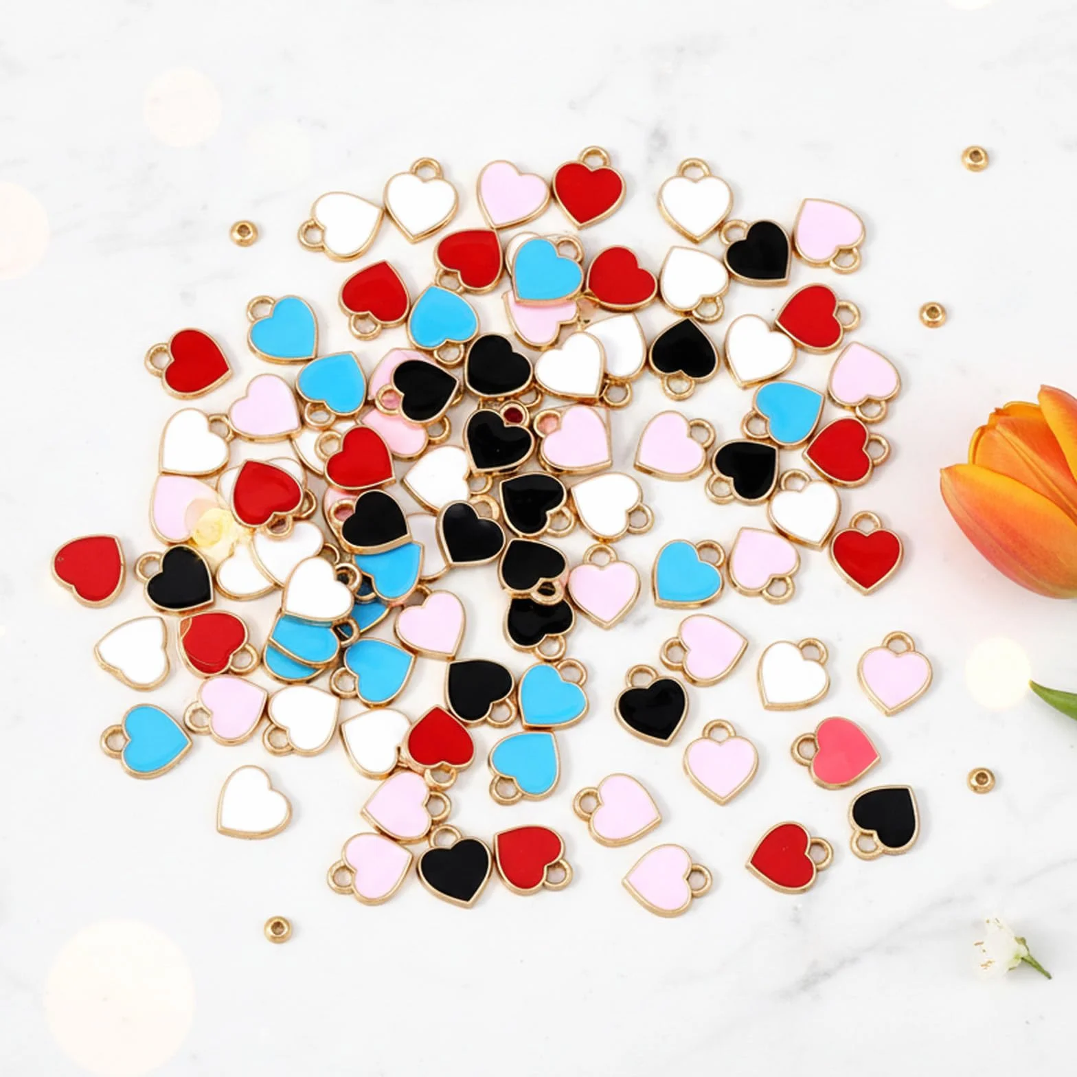 100 sztuk zawieszek w kształcie serca, DIY breloczek serce płaskie żywiczne zawieszki w kształcie serca w różnych kolorach, zawieszki w kształcie serca emaliowane zawieszki miłosnego serca charms na
