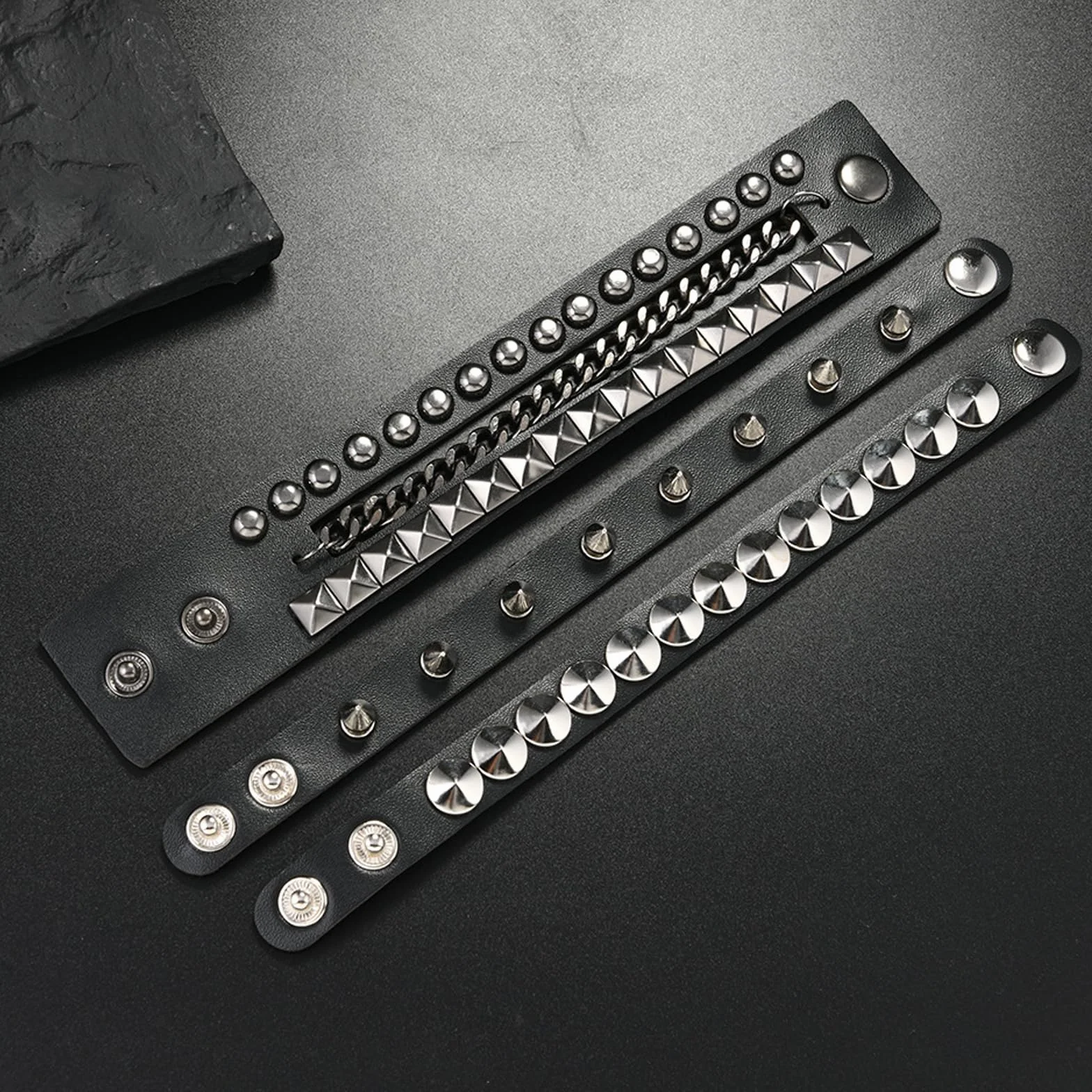 YNR Czarne skórzane bransoletki punk rock, gotyckie bransoletki z ćwiekami, styl punk rockowy, vintage, dla mężczyzn i kobiet, akcesoria steampunkowe z lat 80., regulowana opaska na nadgarstek, na
